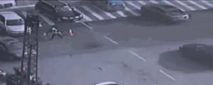(ชมคลิป) ฮีโร่ ตร.จราจร ช่วยรถยนต์ไม่ให้ตกหลุมยักษ์ถนนยุบกลางสี่แยก