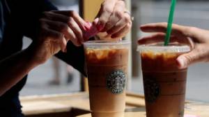 สาวชิคาโกฟ้อง “สตาร์บัคส์” หลอกลวงผู้บริโภค เรียกค่าเสียหาย $5 ล้าน เหตุใส่ “น้ำแข็ง” เยอะเกิน