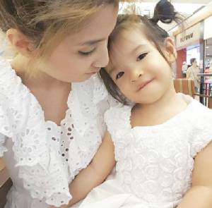 "น้องเธอ" แฟน "ออย ธนา" ลูกหนึ่งแต่ยังเป๊ะเวอร์!