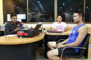 ตำรวจนายร้อยหนุ่มคาซัคสถานพลาดท่าถูกกะเทยแสบล้วงกระเป๋าหนีลอยนวล