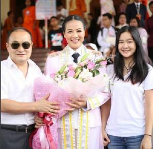 “กบ ปภัสรา” กับโมเมนต์น่ารัก ๆ ในวันรับปริญญาเอก