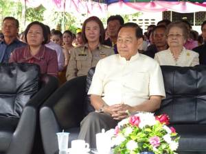 องคมนตรีเป็น ปธ.มอบพื้นที่ ร.ร.โยธิน พร้อมร่วมเดินเท้าไปยังสถานที่ตั้งใหม่