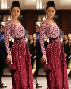 “ใหม่ ดาวิกา” สวนกระแส “ยี้” สวยเลอค่าออกงาน Vogue