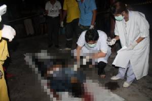 ภารโรงหนุ่มใหญ่จอดรถยังไม่ทันดับเครื่อง ถูกมือปืนโหดยิงดับ