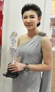 ปลื้มปริ่ม ! พญ.เพ็ญลดา ครุธโกษา รับรางวัลบุคคลสำคัญแห่งปี