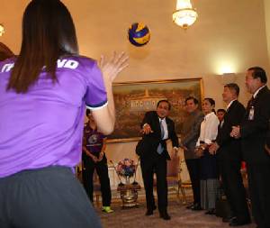 “ประยุทธ์” ตบหนักมาก! นักตบทีมชาติบอกนักข่าว - ถอยเบนซ์กันกระสุนใหม่ครั้งแรก