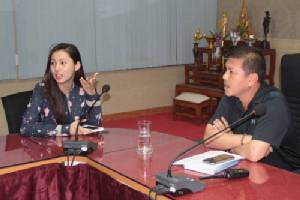 ตำรวจสั่งปรับ 5 พัน หนุ่มสวยนักเต้นคาบาเรต์ หลังให้ชาวจีนจับหน้าอกแลกเงิน