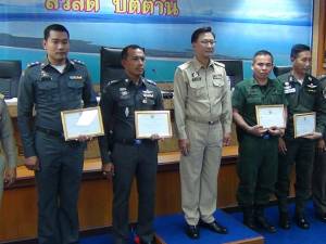 ผู้ว่าฯ ปัตตานีมอบประกาศเกียรติคุณแก่ส่วนราชการที่มีผลการปราบปรามยาเสพติด
