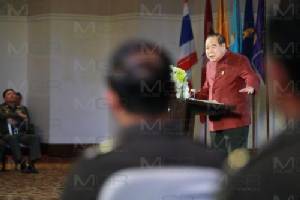 “ประวิตร” ฉุนเอาชื่อโยงเล่นการเมือง ลั่นถามอีกเจอต่อย ชี้จับ “ธัมมชโย” ตาม กม.