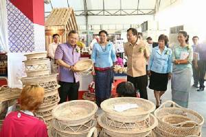 “สุรินทร์” ประเดิมจัดงานโอทอปภูมิภาค ประชาชนแห่ซื้อคับคั่ง