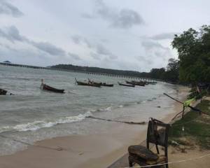 เรือหางยาว-สปีดโบต ที่ภูเก็ตกว่า 100 ลำ หยุดให้บริการเหตุคลื่นลมแรง
