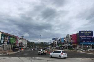 ถมเรียบร้อยแล้วถนนถาดขนมครกที่ภูเก็ต รอฝนทิ้งช่วงราดยางใหม่