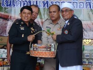 แม่ทัพภาค 4 มอบอินทผลัมแก่ผู้นำศาสนาใน 4 จังหวัดภาคใต้รับเดือนรอมฎอน