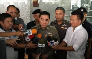 “บิ๊กแป๊ะ” ยันมีหน้าที่หนุนดีเอสไอรวบ “ธัมมชโย” รับตั้งด่านรอบวัดธรรมกายหวั่นมือดีป่วน-ตม.เข้มกันเผ่นนอก