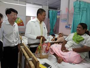 รองเลขา ศอ.บต.เยี่ยมผู้ได้รับบาดเจ็บเหตุระเบิด 2 รายที่ รพ.ปัตตานี