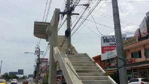 เตรียมถอนเสาไฟฟ้าโผล่กลางสะพานลอย 14 มิ.ย.นี้ หลังโดนรุมด่าทั้งเมือง