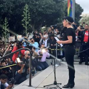 “เลดี กาก้า” ปรากฏตัวร่วมอ่านแถลงไว้อาลัยเหยื่อ LGBT ที่ถูกกราดยิงในออร์แลนโด