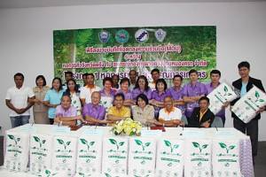 หอการค้าตรังจับมือ สกย.พัฒนาผลิตหมอนยางพารา สร้างความเข้มแข็งแก่เกษตรกร
