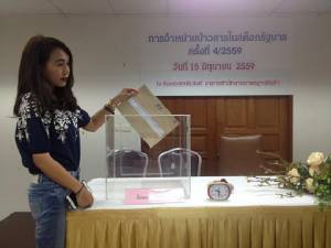 ประมูลข้าว 2.2 ล้านตันคึกคัก 64 รายแข่งประมูล “พาณิชย์” มั่นใจขายได้กว่าครึ่ง เตรียมระบายสต๊อกที่เหลือต่อ
