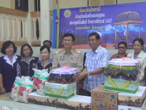 ผู้ว่าฯ ปัตตานีมอบอินทผลัมให้แก่ผู้แทน 12 อำเภอ นำแจกจ่ายมัสยิดทั่วทั้งจังหวัด