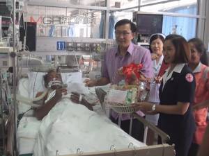 ผู้ว่าฯ ปัตตานีเข้าเยี่ยมอาการชาวบ้านเหยื่อโจรใต้กราดยิงหน้าบ้านพัก