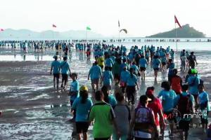 นักวิ่งกว่า 3,000 คน ร่วมวิ่งแหวกทะเลสู่เกาะพิทักษ์