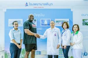 นักมวยและนักแสดงชื่อดังฮอลลีวูดแสดงความขอบคุณแพทย์และทีมงานโรงพยาบาลดีบุก