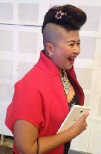 สาลินี ปันยารชุน แอบหวานด้วยกิ๊บทับทิมฝังเพชรบนทรงผมโมฮอก