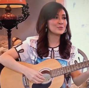 “กวาง กมลชนก” ปัดฝุ่น จับกีตาร์โชว์เพลงรัก หลังจากร้างลาไปนาน