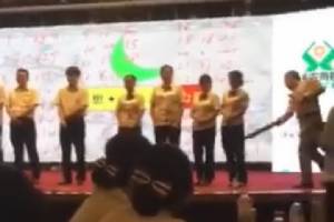 วิจารณ์สนั่น! ธนาคารจีนลงโทษโกนผม-ตีก้นพนักงานต่อหน้าสาธารณะ (ชมคลิป)