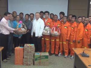 แห่ขอบคุณนักดับเพลิงปัตตานี หลังช่วยไม่ให้ไฟลุกลามในเหตุลอบวางเพลิงกลางเมือง