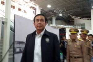 “หญิงแสมสาร” ร่ำไห้หน้า “ประยุทธ์” ถูกไล่ที่ ขึ้นเวทีสวมกอดเรียกผู้ว่าฯ แก้ปัญหา