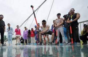 ท้าพิสูจน์! จีนชวน 30 นักท่องเที่ยวใช้ค้อนทุบ “สะพานพื้นกระจกใส” ยาวและสูงที่สุดในโลกทดสอบความแกร่ง (ชมคลิป)