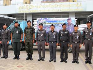 ศชต.มอบข้าวสาร จำนวน 102 กระสอบให้แก่สถานีตำรวจชายแดนใต้
