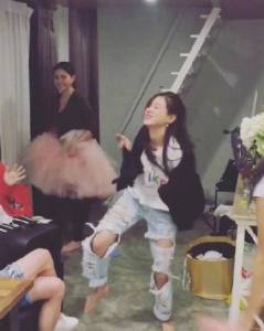 (ชมคลิป) สายฮา!! “ใหม่ ดาวิกา” ควง “ใบเฟิร์น พิมพ์ชนก” ออกสเต็ปแดนซ์วันว่าง