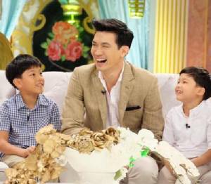 ฮาลั่นบ้าน! เมื่อ “เคน ธีรเดช” นั่งดูหนังกับลูกชาย “คุน-จุน”