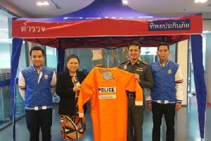 ทิพยประกันภัยมอบเสื้อกันฝน