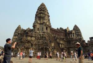 เขมรแบนนักท่องเที่ยวแต่งกายล่อแหลมเข้าชมปราสาทในอุทยานเมืองพระนคร