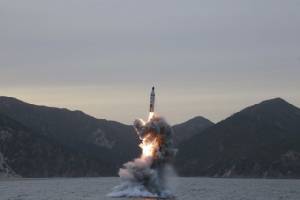 โสมแดงโชว์ห้าวยิงจรวด SLBM จาก “เรือดำน้ำ” ตอบโต้วอชิงตัน-โซล ส่งขีปนาวุธ THAAD เข้าคาบสมุทรเกาหลี