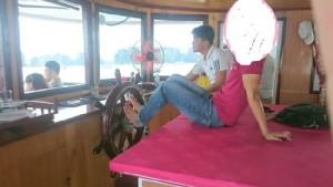 เวียดนามไล่ออกคนขับเรือล่องอ่าวฮาลอง เหตุใช้เท้าบังคับหางเสือ