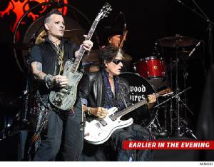 (ชมคลิป) “โจ เพอร์รี” มือกีตาร์ Aerosmith หวิดเดี้ยงบนเวทีขณะแสดงกับ “จอห์นนี เด็ปป์”