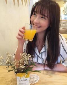 ใส ๆ สไตล์คาวาอี้!! “ออม สุชาร์” เพิ่มความแบ๊วด้วยการตัดผมหน้าม้า