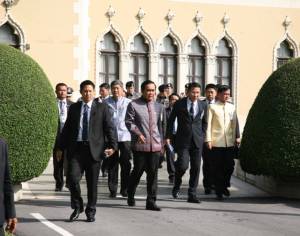 “บิ๊กตู่” แจงประชดบอกเขียน รธน.เอง ติงสื่อขยายความ จับแน่พระเคลื่อนไหวตั้งสังฆราช