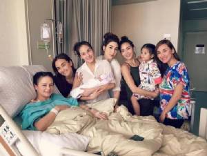 รวมตัวเฉพาะกิจ! “แก๊งนางฟ้า” บุกโรงพยาบาลเยี่ยม “แม่แอน - น้องริชา”