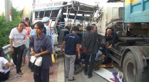 สองแถวถูก 18 ล้อซิ่งชนท้าย บาดเจ็บระนาว 12 ราย