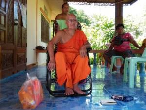 ผัวเมียสุดแสบอ้างเป็นตำรวจตุ๋นเงินพระ 3 พัน หนีลอยนวล