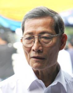“โคทม” แถลงขอพื้นที่ถกประชามติ ชงตั้ง ส.ส.ร. “มาร์ค-หน่อย” จูบปาก “อนุสรณ์” จี้เลื่อน