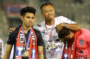 ดูชัด ๆ “เนวิน-อุ้ม” เดินสวนกันเหมือนไม่เคยรู้จัก (คลิป)