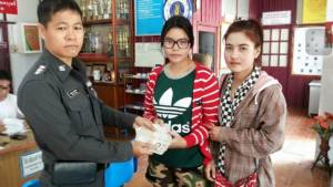 สุดยอดเลย! สองสาวอุตรดิตถ์เจอเงินสดติดตู้ ATM รีบนำส่ง ตร.ตามหาเจ้าของทันที