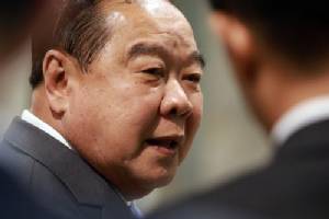 “ประวิตร” ฝากวันเกิด “ทักษิณ” อยากให้อยู่เฉยๆ ปล่อยให้ คสช.อยู่ต่อ